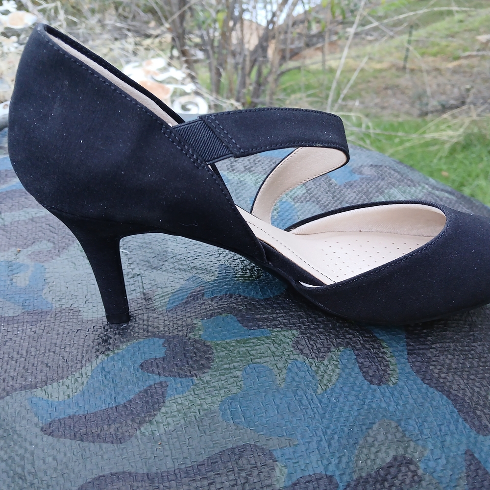Chic Black Strap Heels